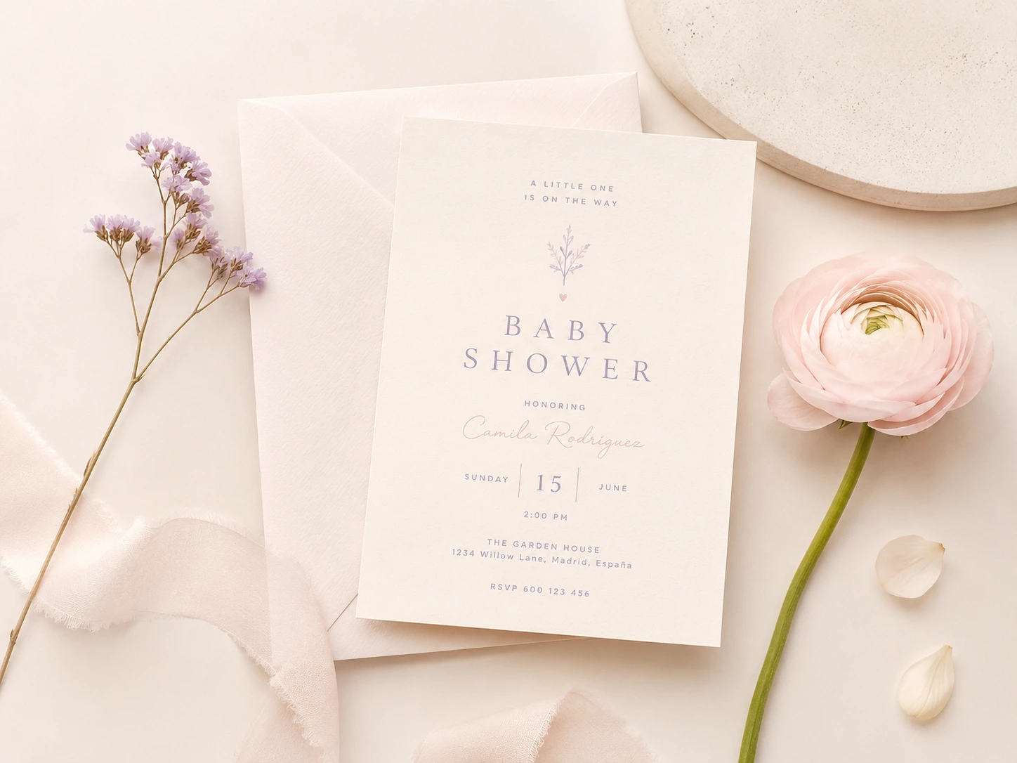 Invitación minimalista para baby shower con tonos crema y lavanda