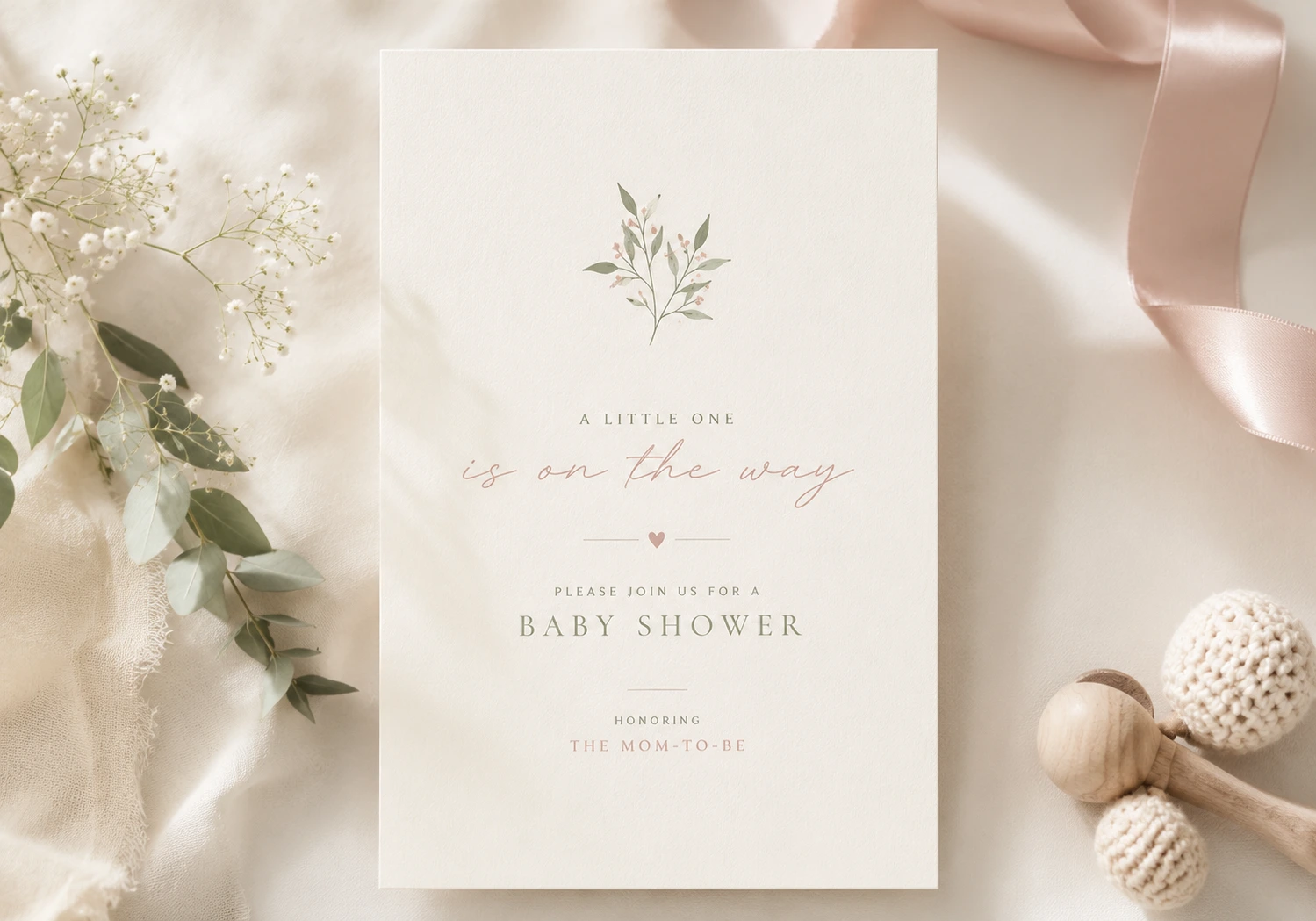 Invitación minimalista de baby shower junto a flores y cinta lavanda