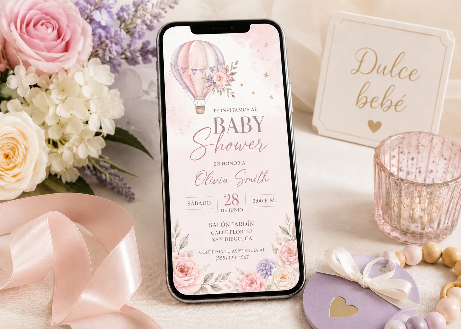 Invitación digital de baby shower en un teléfono con tonos pastel